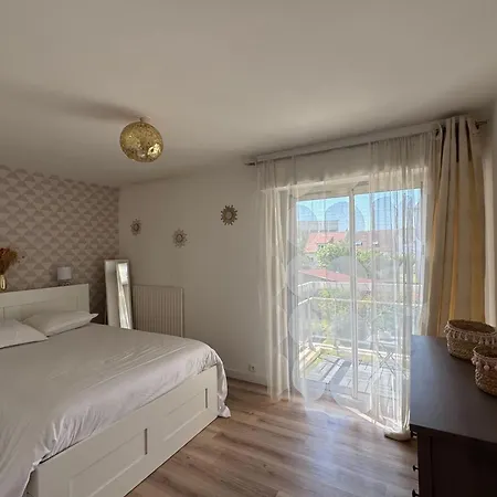 דירה With Balconies Close To Beaches *