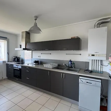 דירה With Balconies Close To Beaches קאין