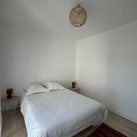 דירה With Balconies Close To Beaches קאין